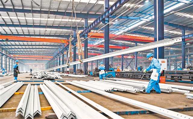 江津 鋼結構制造企業訂單飽和，生產車間一片繁忙景象
